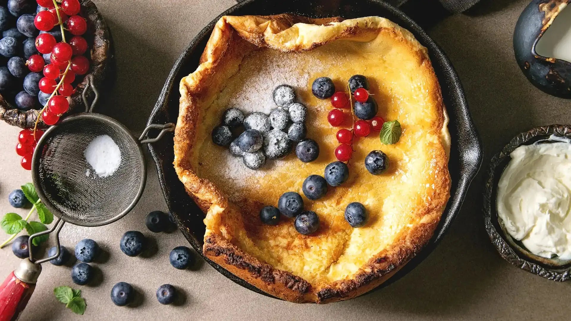 Lodge cast iron breakfast – pancakes with blueberry and icing sugar on top